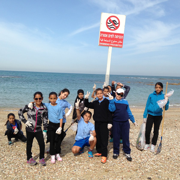 طلاب مدرسة حسن عرفة ينظمون حملة نظافة على شاطئ يافا